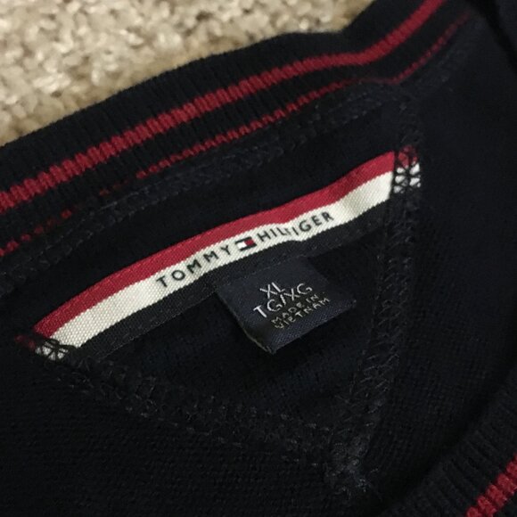 Iconic Tommy Hilfiger Dark Navy Blue and Red Heart Preppy Sweater - Picture 7 of 16